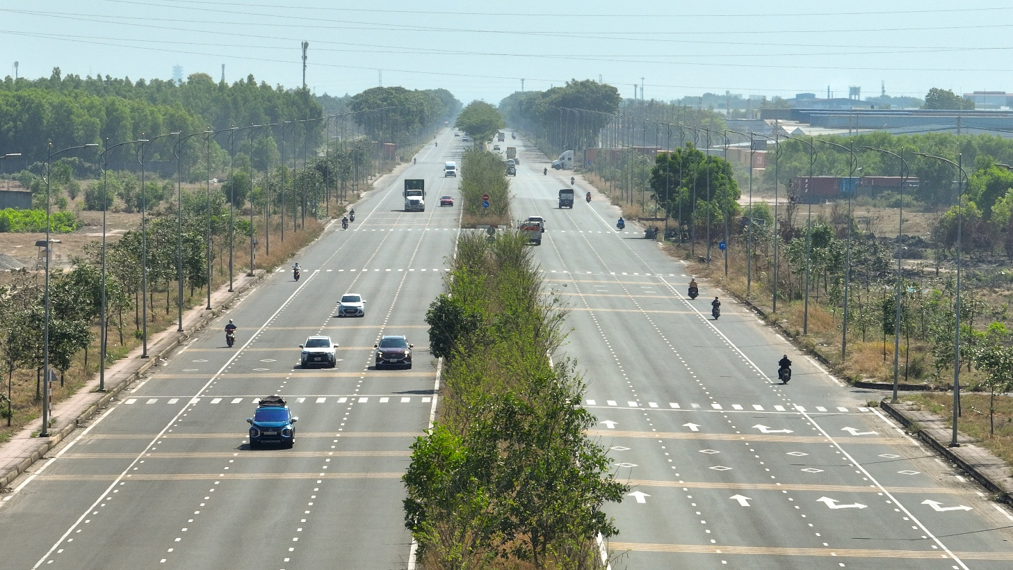 Đường Nguyễn Ái Quốc, phường Nhơn Trạch, với 8 làn xe kết nối trực tiếp với sân bay Long Thành.